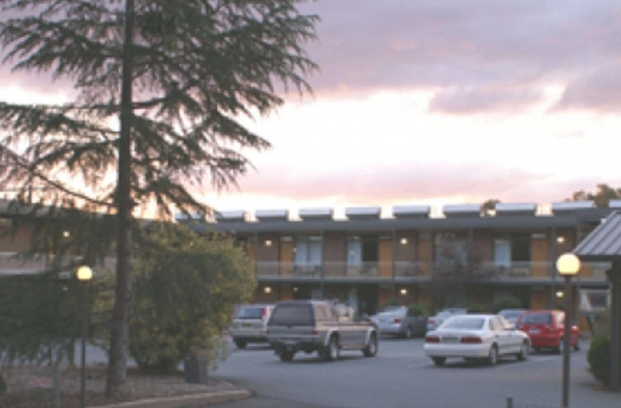 Red Cedars Motel Κανμπέρα Εξωτερικό φωτογραφία